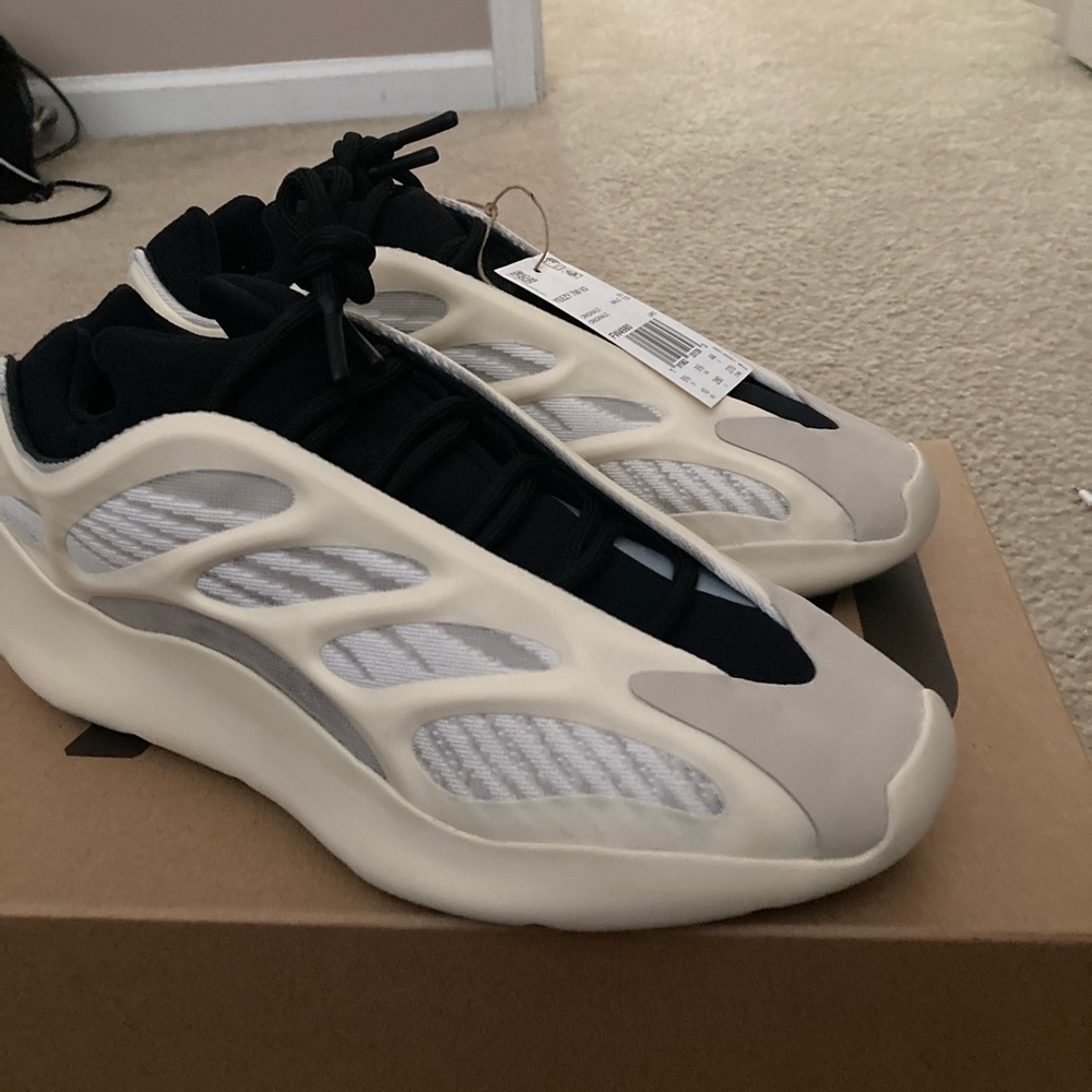 Yeezy 700 v3 azael new and unworn with box deadstock - Picture 1 of 5